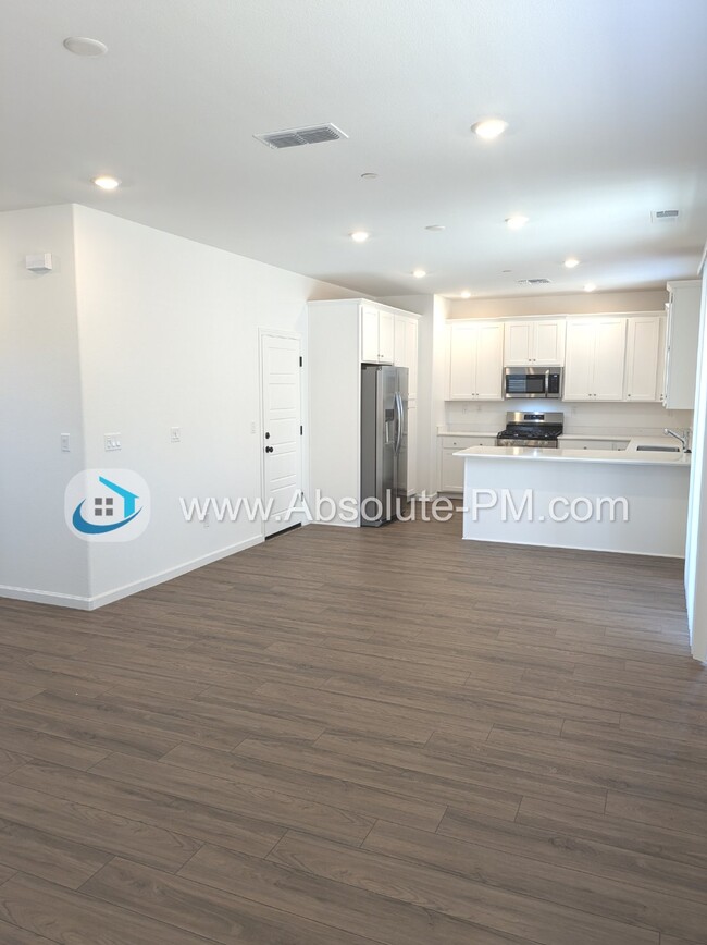 Foto del edificio - Amazing 3 Bed / 2.5 Bath Brand New Solar H...