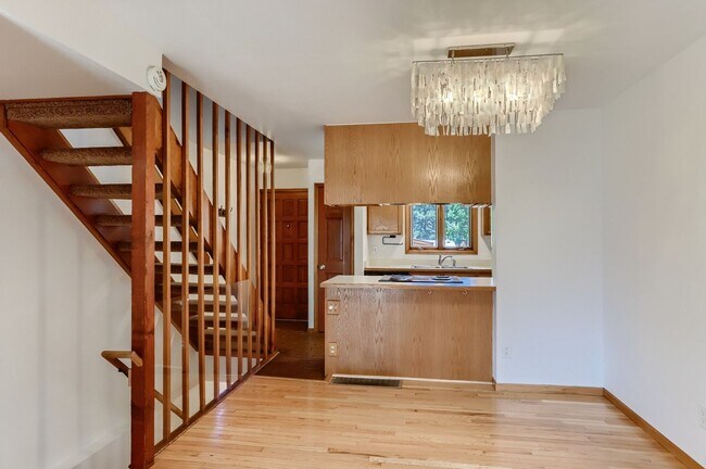 Foto del edificio - End Unit Townhome with 2 Beds, an Office and Southern Exposure