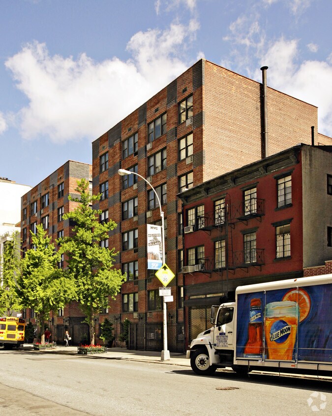 Primary Photo - 305 W 13th St