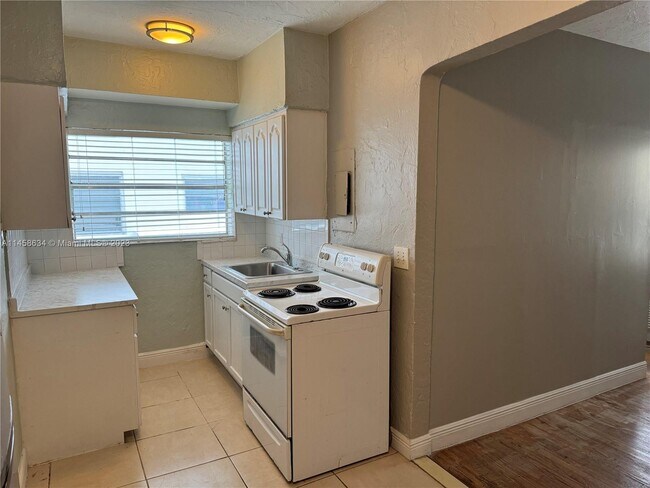 Foto del edificio - 7635 Dickens Ave