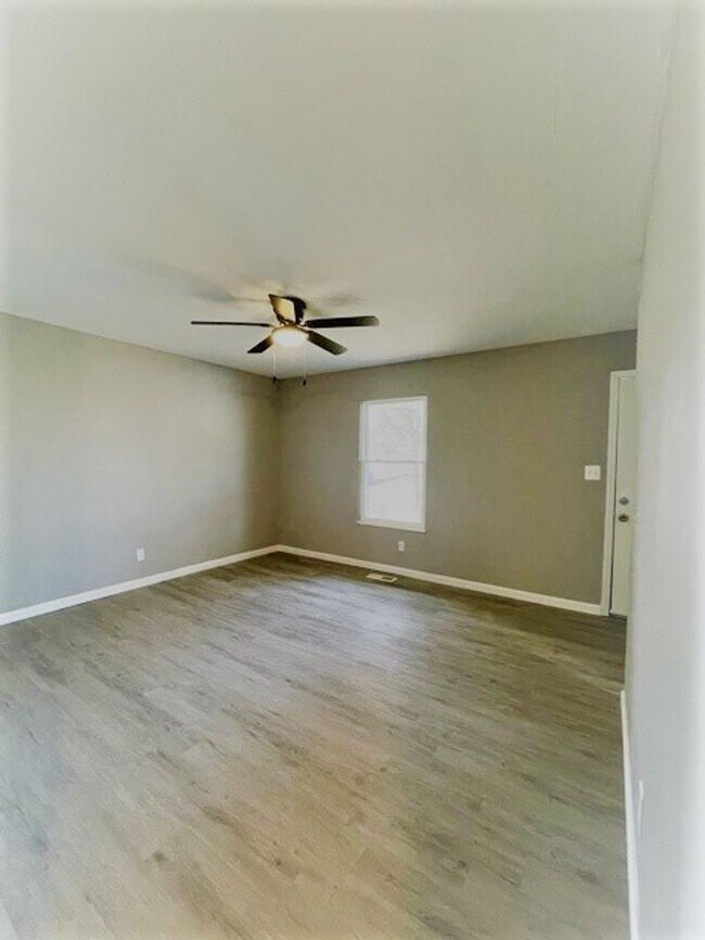 Foto del edificio - Updated 3-Bed, 1-Bath Home with Fenced Bac...