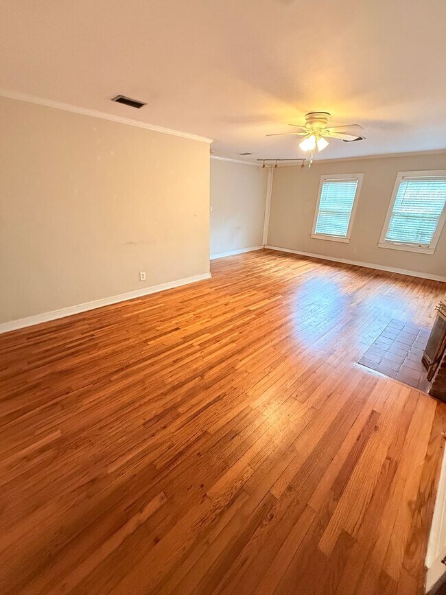 Foto del edificio - 3 Bed 1 Bath House Downtown, AVAILABLE NOW!