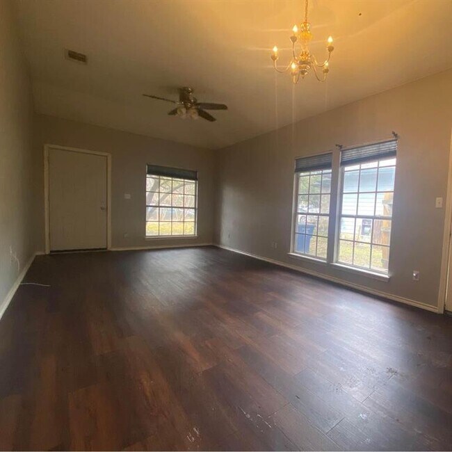 Foto del edificio - 8704 Weiser Dr