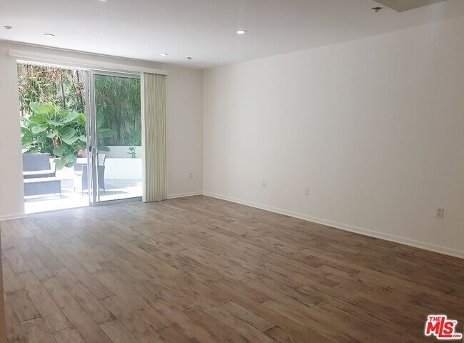 Foto del edificio - 1611 S Beverly Glen Blvd