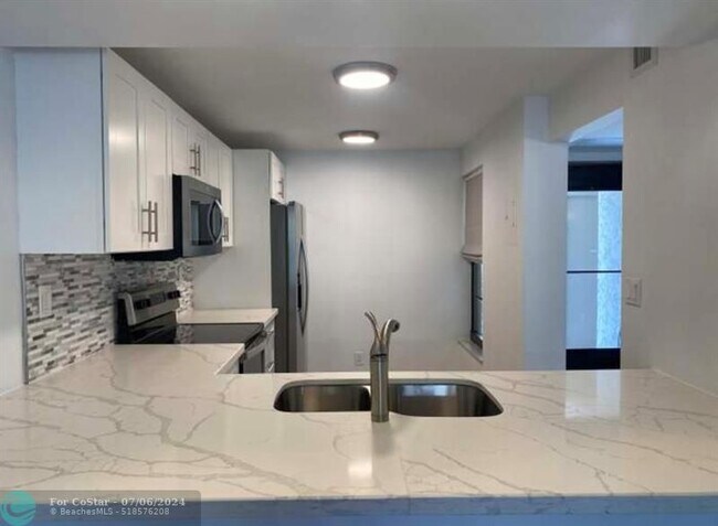 Building Photo - 11 Royal Palm Way