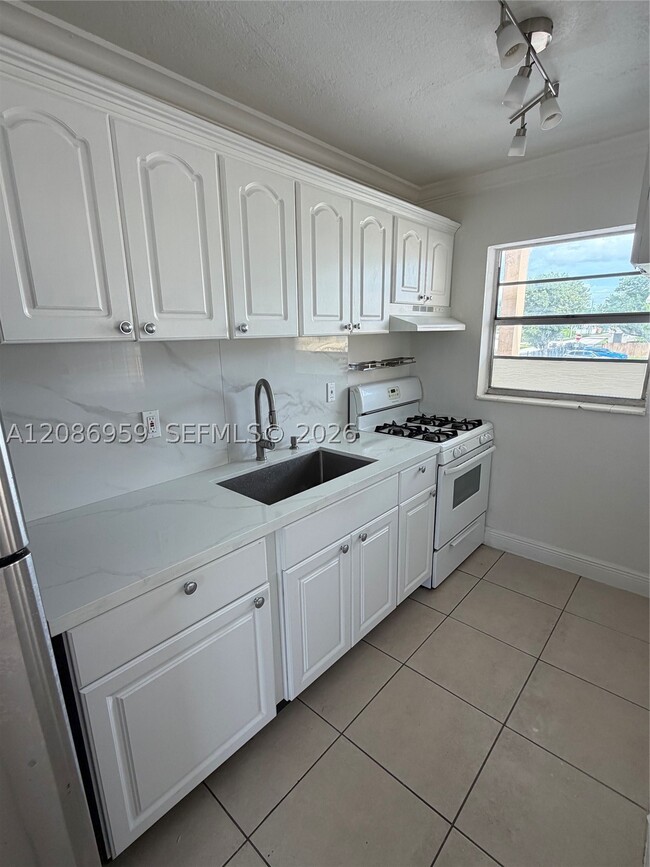 Building Photo - 3855 SW 79th Ave