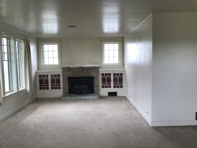Living room - 615 W Main St