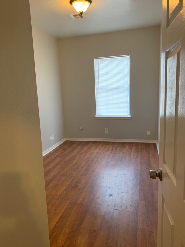 Building Photo - 403 S Xanthus Ave