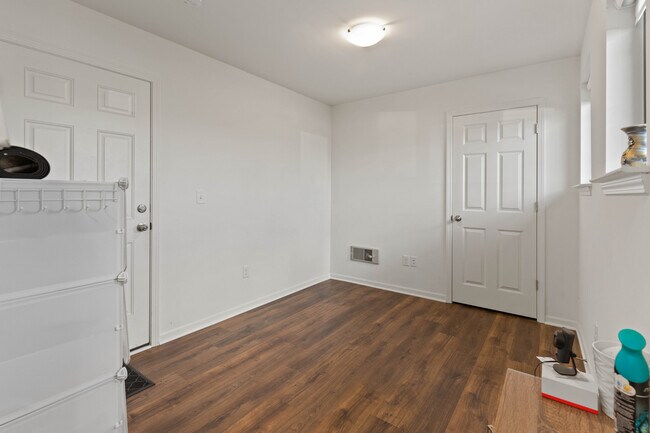 Building Photo - 2315 Trumbull St