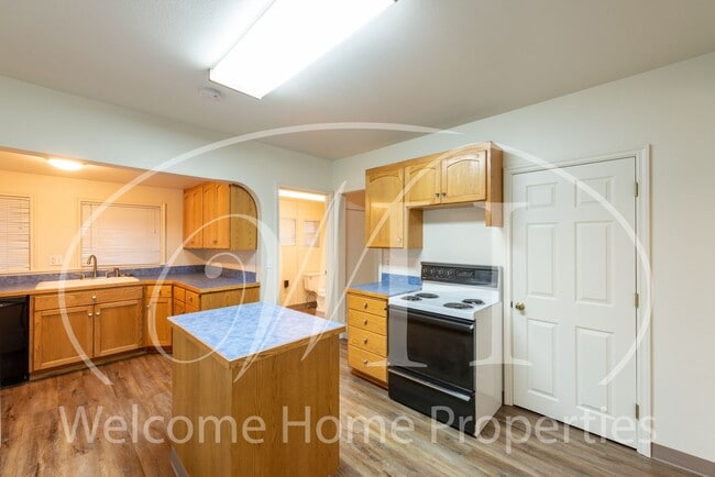 Building Photo - Cozy 3 Bedroom Home With Newer Flooring & ...