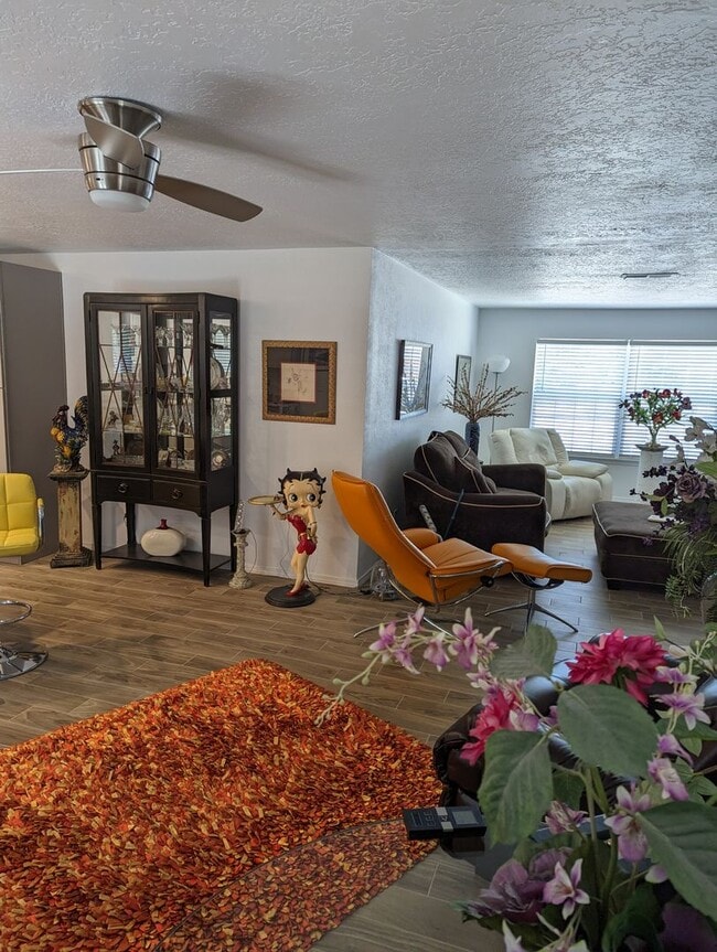 Foto del edificio - 3 Bedroom 2 Bath with 2 car garage