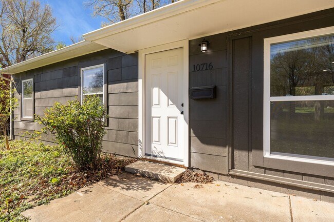 Building Photo - Spacious Single Family Home - 4 BD/2 BA