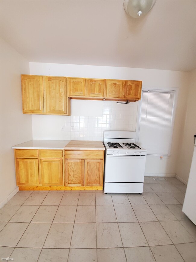 Building Photo - 2 br, 1 bath  - 582 East St # 1FL