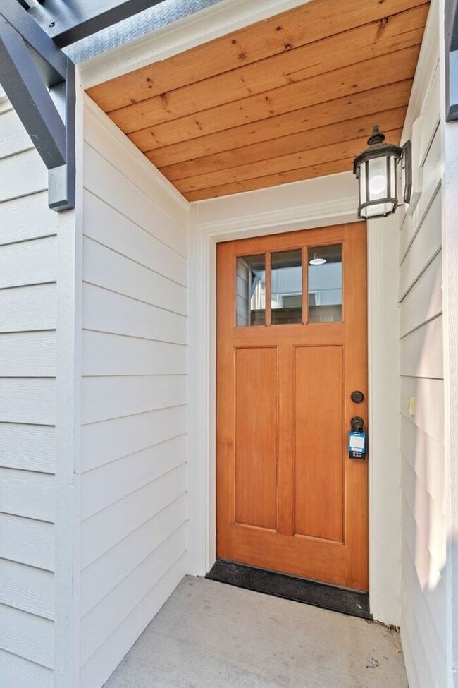 Building Photo - BEAUTIFUL Urban Townhome in Coveted West S...