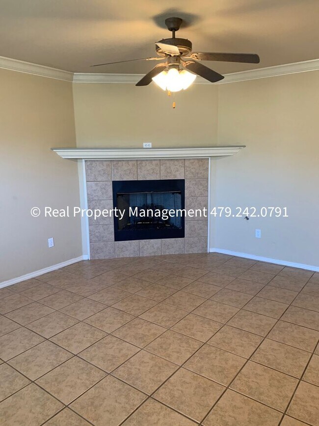 Building Photo - HALF OFF MOVE IN RENT! 3 Bed 2.5 Bath Fian...