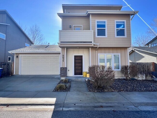 Building Photo - Exquisite 3-Bed, 2.5-Bath Home in Prime Bo...