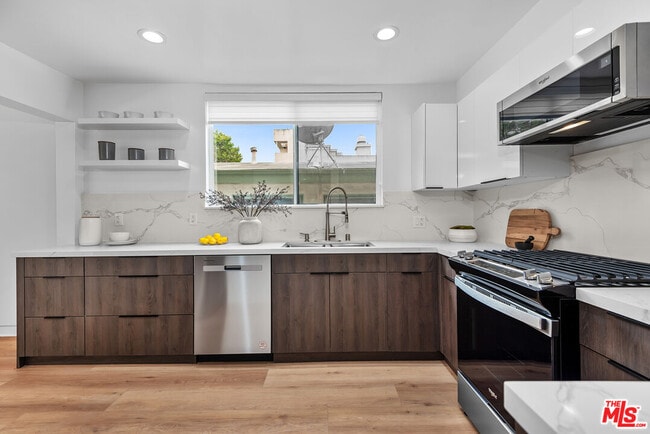 Building Photo - 301 Rexford Dr