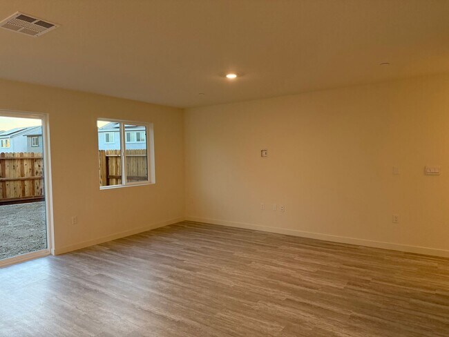 Building Photo - 4 Bed 2.5 Ba 2 Story 2 Car
