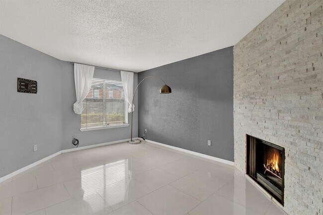 Foto del edificio - 3813 Landmark Dr