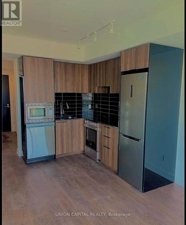 Building Photo - 501 Yonge St