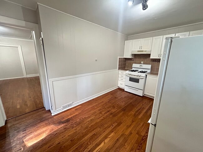 Building Photo - 2 Bedroom Main Floor Unit