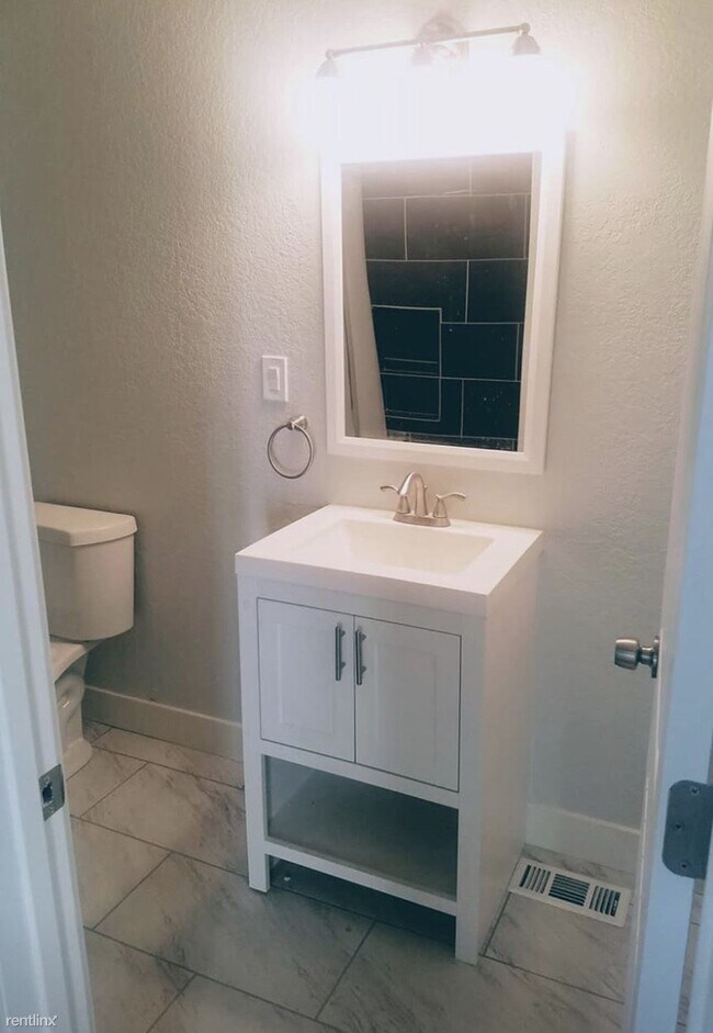 Building Photo - Room for Rent, 1 bath Duplex - 613 North 1...