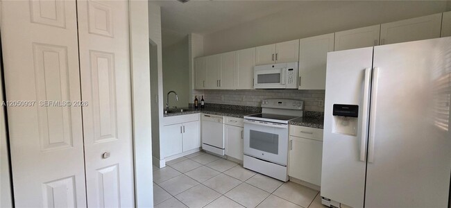 Foto del edificio - 5670 NW 116th Ave