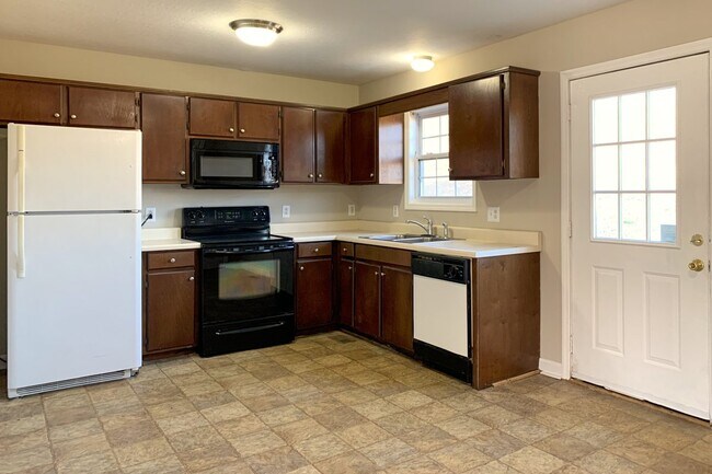 Foto del edificio - Coming Soon: 3BR, 2BA house in Springfield...