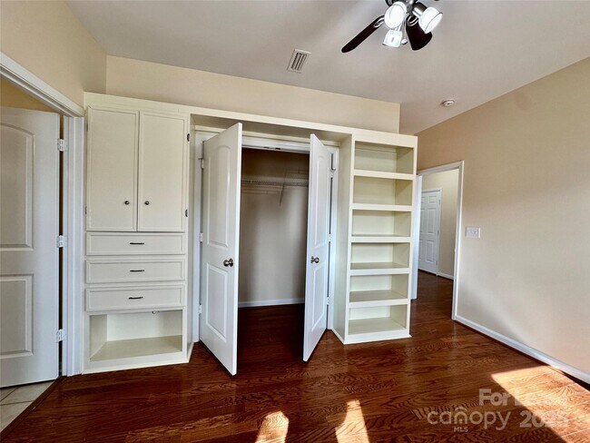 Foto del edificio - 2415 Impatien Drive