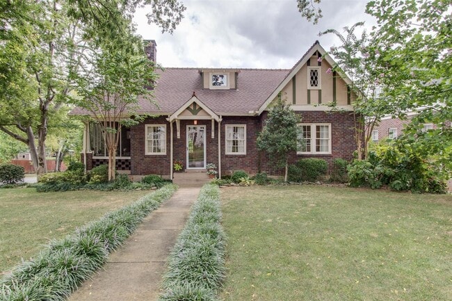 CHARMING RENOVATED TUDOR | WALK TO VANDERBILT & BELMONT - CHARMING RENOVATED TUDOR | WALK TO VANDERBILT & BELMONT House