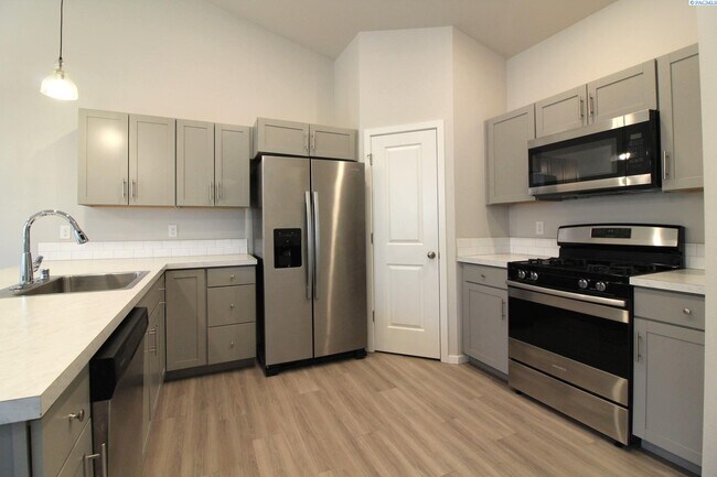 Building Photo - 3 Bed/2 Bath Townhouse in West Pasco!