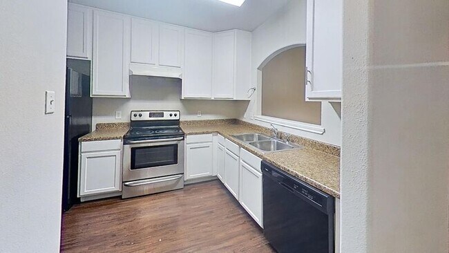 Building Photo - 1011 Iola Dr