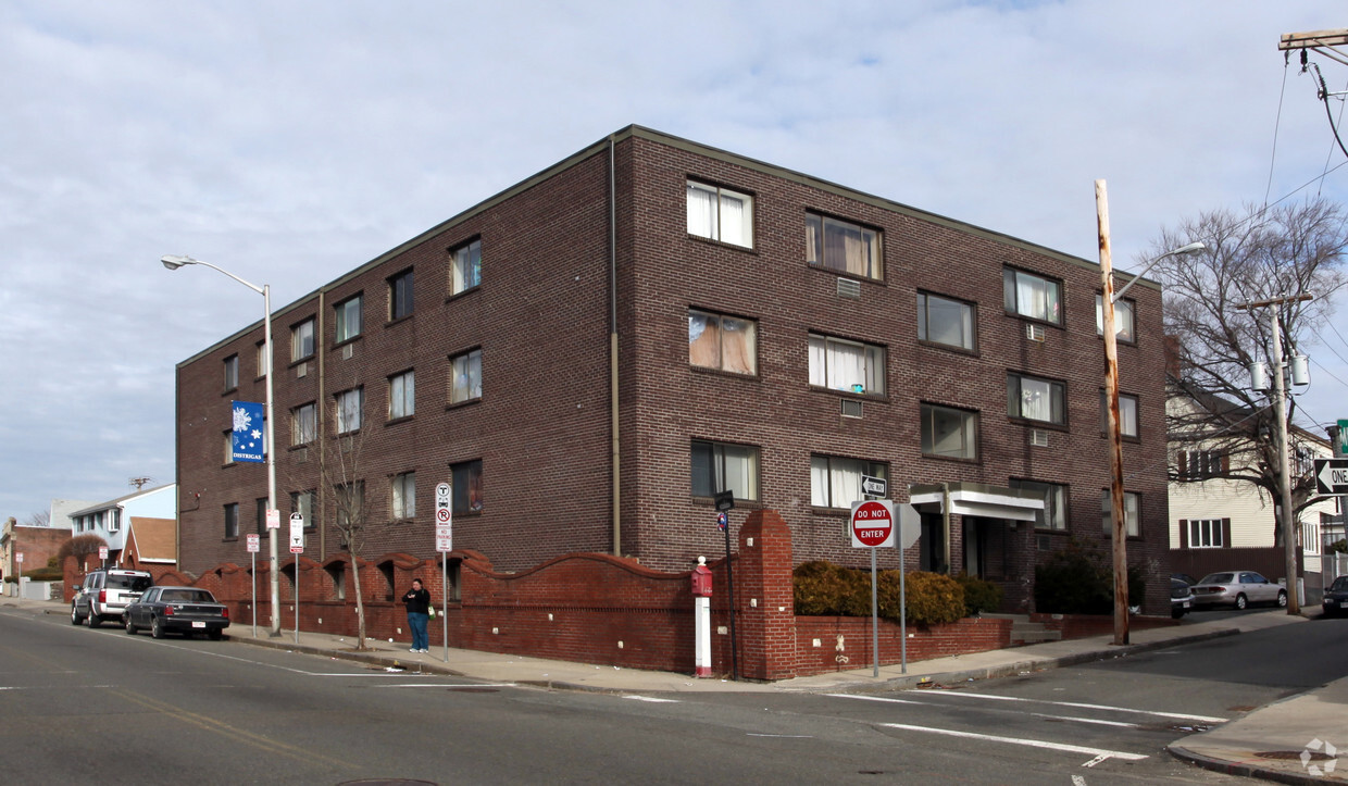 Primary Photo - Everett Gardens