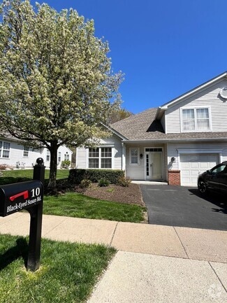 Building Photo - 10 Black Eyed Susan Rd