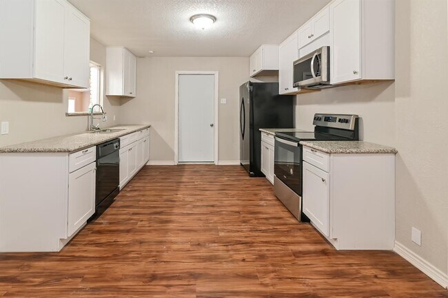 Foto del edificio - 4303 Trail Lake Dr