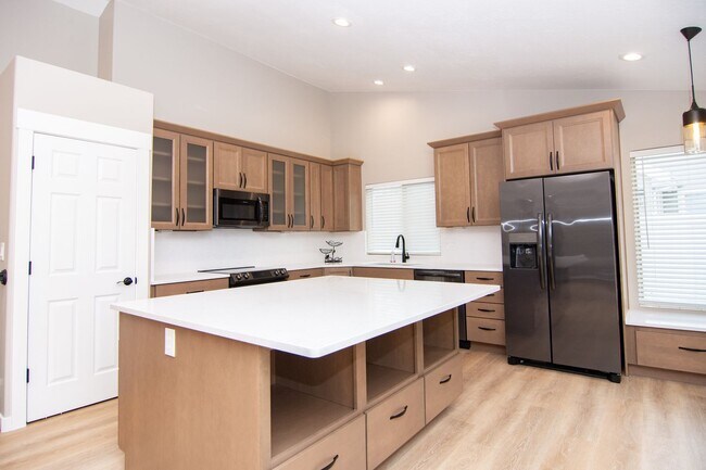 Building Photo - Bountiful Home w/ 2 Car Garage, EV Charger, & Updated Remodeling