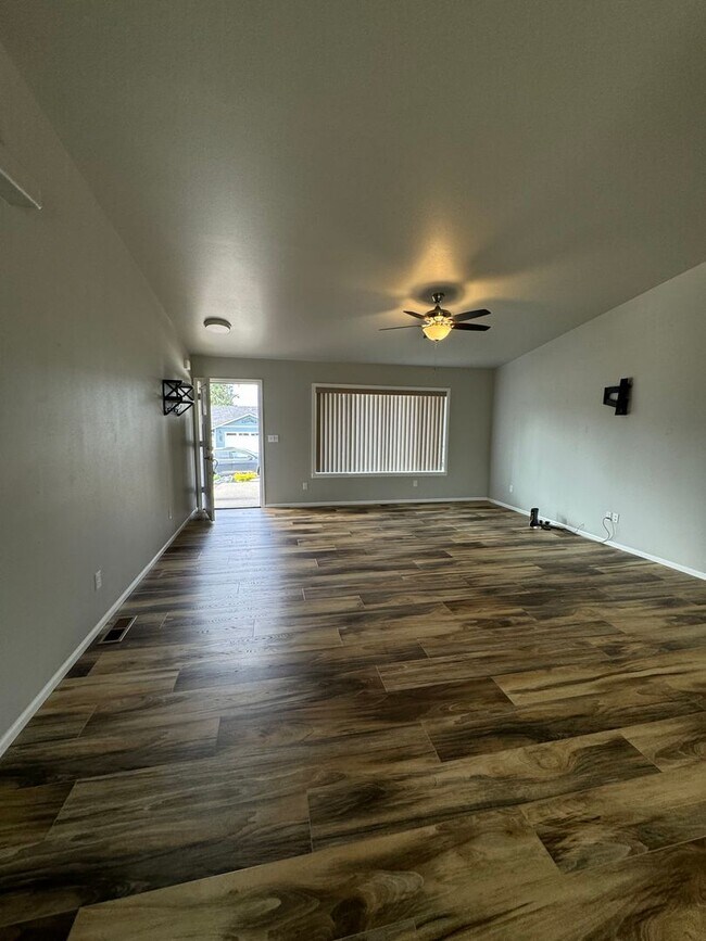 Foto del edificio - Newer Sutherlin 3 Bedroom 2 bath home