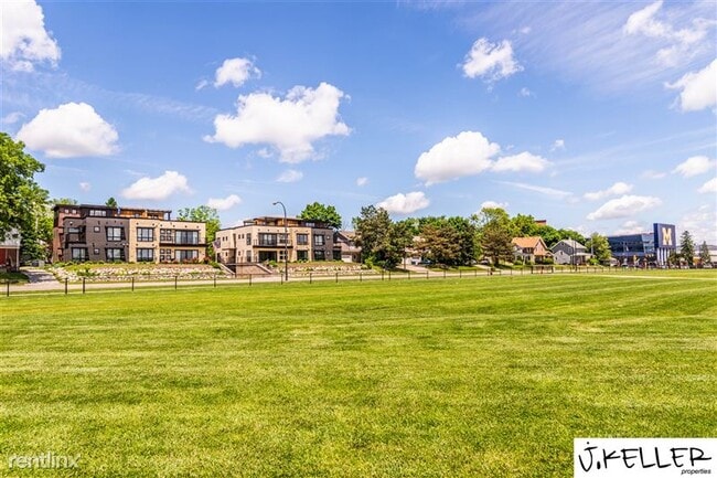 Building Photo - 452 W Stadium Blvd