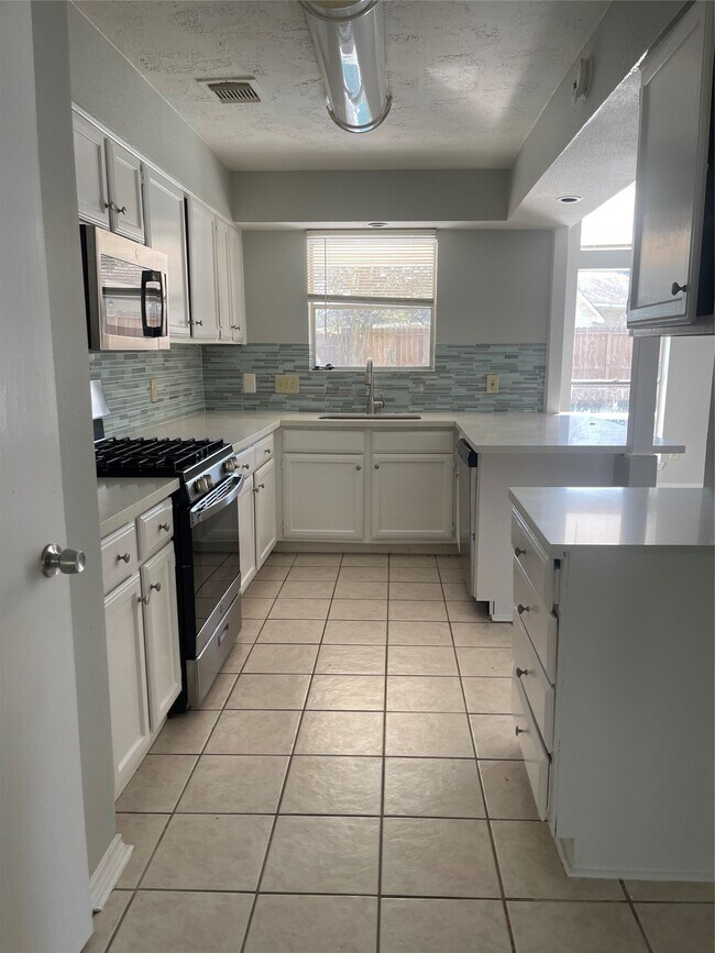 Foto del edificio - 3443 Nutwood Ln