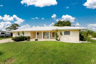 Building Photo - 1933 Greenlawn Dr