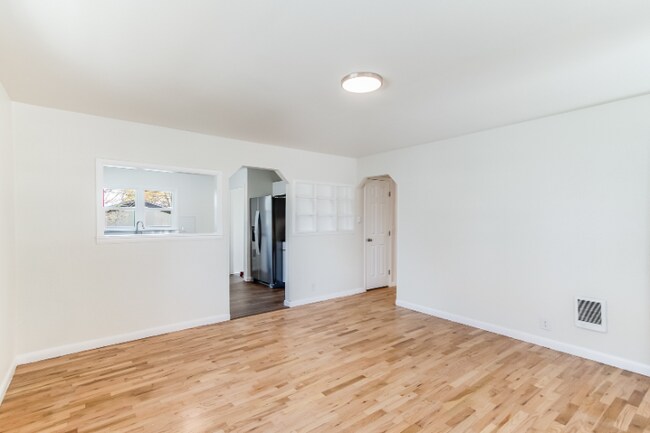 Building Photo - Updated Three Bedroom, One Bathroom