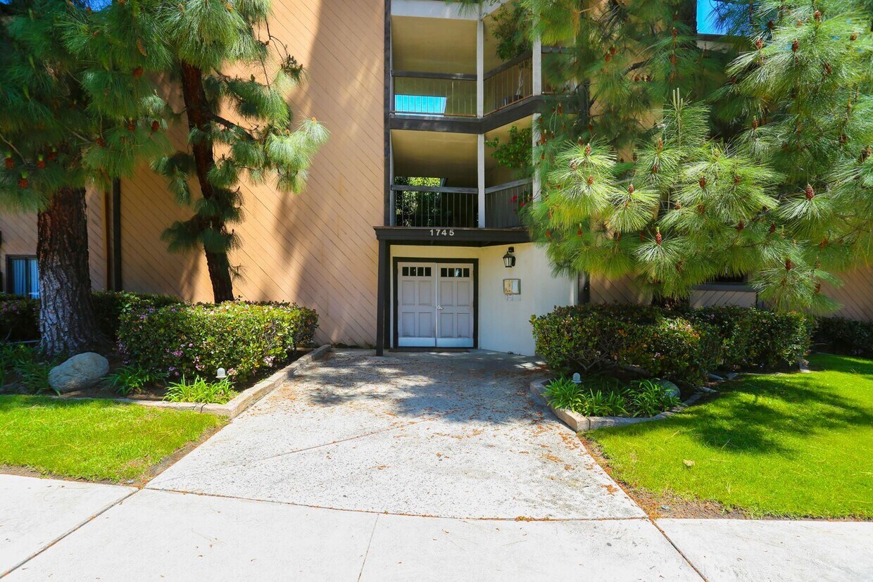 Primary Photo - 1745 Holly Dr