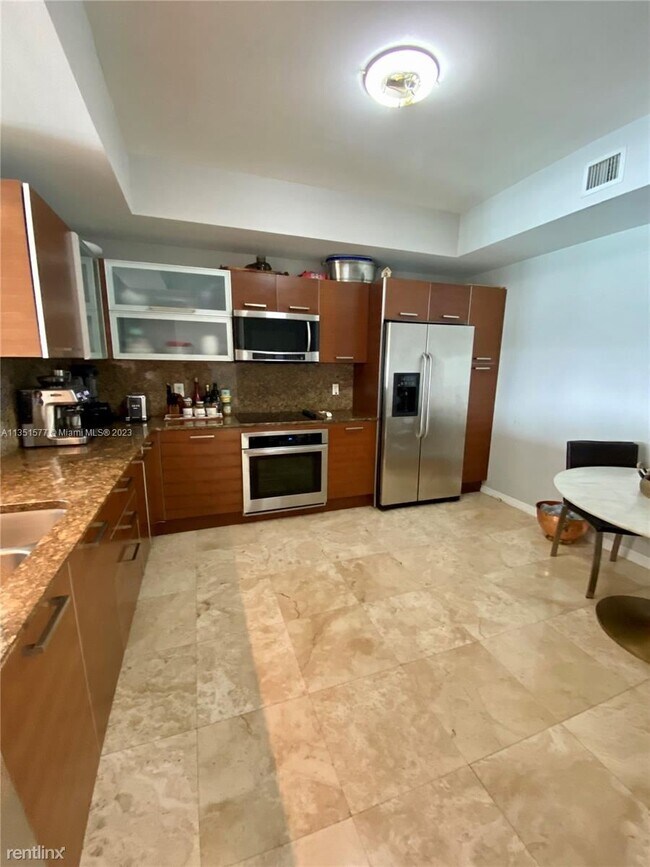Building Photo - 3 br, 2.5 bath Condo - 3330 NE 190th St Ap...