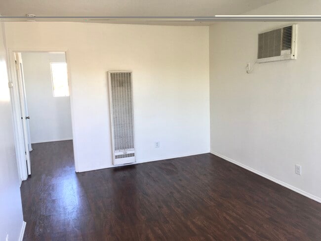 Building Photo - 1129 E Maple St