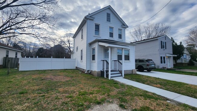 Building Photo - 809 Providence Rd