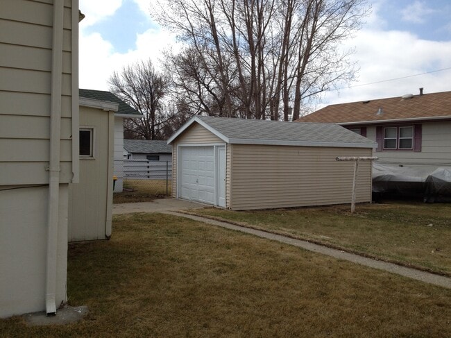 Building Photo - 1421 E Bowen Ave