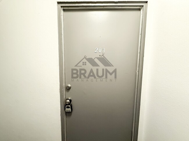 Foto del edificio - 13347 Victory Blvd