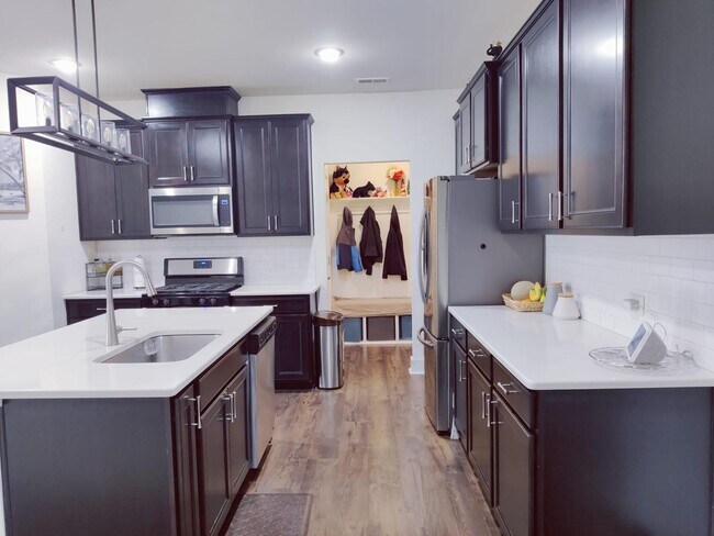 Foto del edificio - 4 Bedroom Townhome for Rent Apex