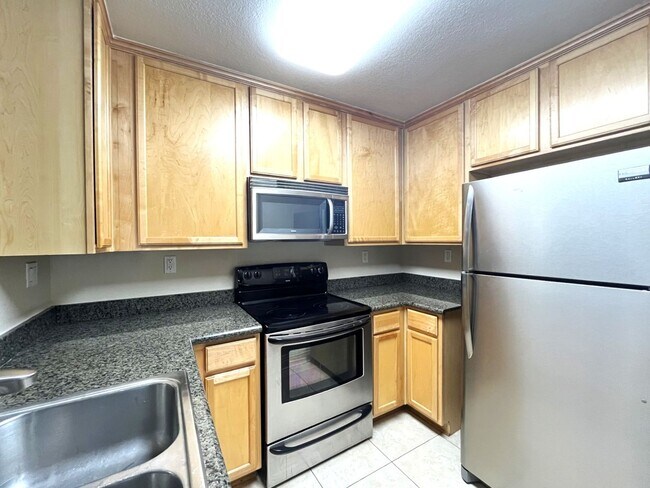 Foto del edificio - 2 bed, 2 bath located in Corona, CA!