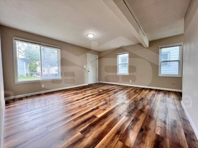 Building Photo - 612 E Edison Ave